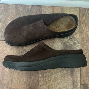Tatami by Birkenstock Brown Leather Clogs 40
Men's 7 Women's 9 Comfort Slip Ons